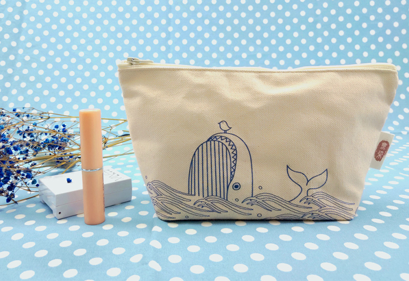 無染 手繪風-嬉戲藍鯨萬用包 微笑台灣MIT認證 無染 手繪風-嬉戲藍鯨萬用包 微笑台灣MIT認證