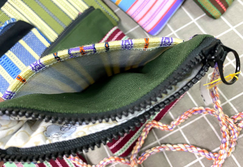 太魯閣族傳統編織手機袋(直式) 太魯閣族傳統編織手機袋(直式)