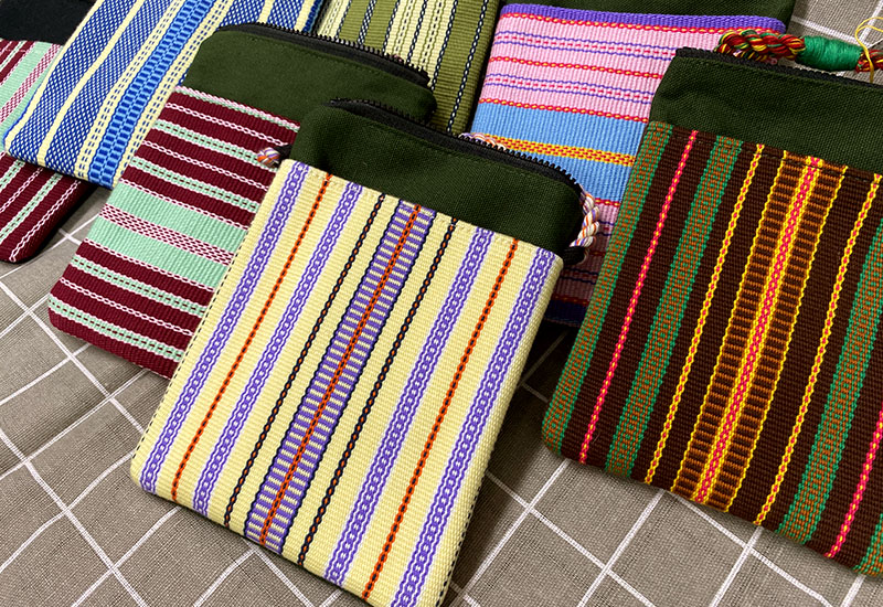 太魯閣族傳統編織手機袋(直式) 太魯閣族傳統編織手機袋(直式)