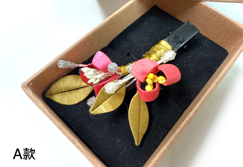 傳統紅春仔花(玫瑰叢)夾胸針髮梳 傳統紅春仔花(玫瑰叢)夾胸針髮梳