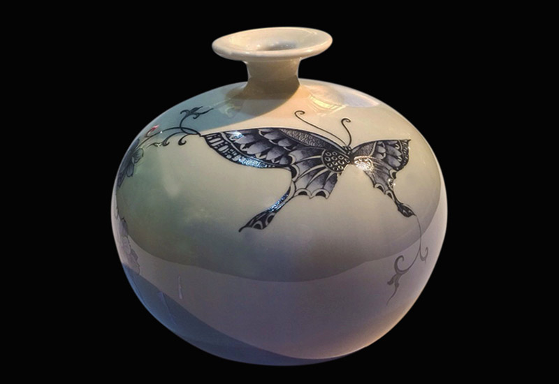 青花蝴蝶結晶天球瓶