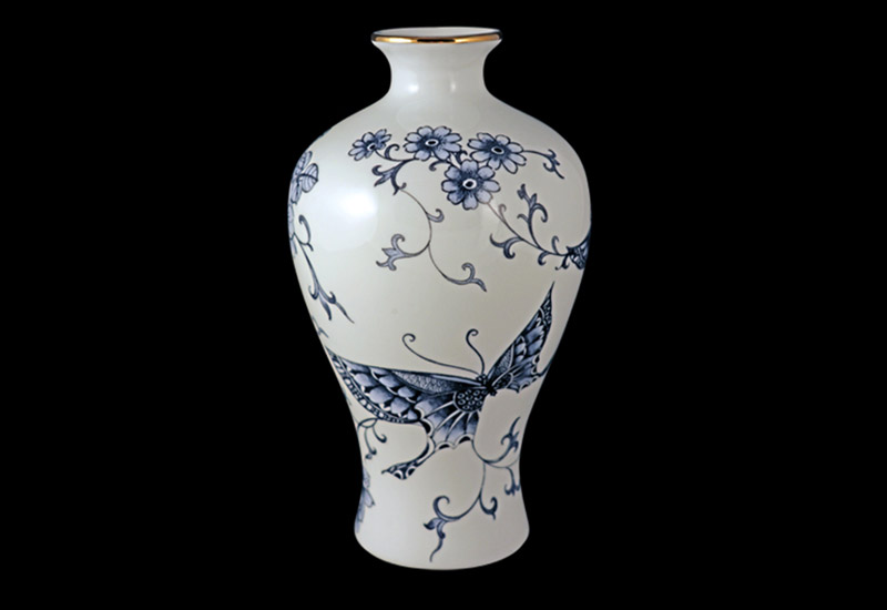 幸福綿延 青花蝴蝶梅瓶(中)