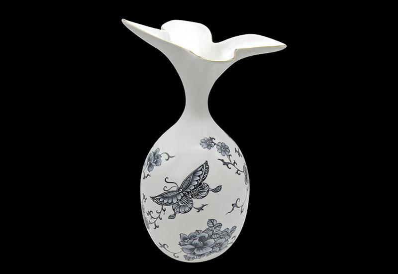 青花蝶舞橄欖瓶